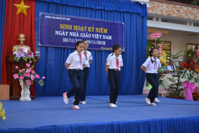 Trường THCS Nguyễn Viết Xuân sinh hoạt kỷ niệm 33 năm ngày Nhà giáo Việt Nam