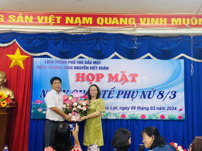 Thầy Phạm Văn Giang - PHT trường Marie Curie, Chị Nguyễn Thị Hồng Quế trao giáy khen và quà cho học sinh