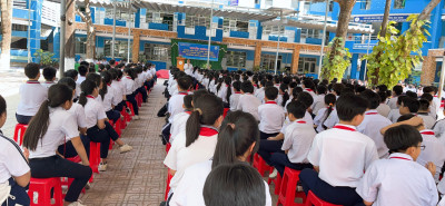 Thầy Phạm Văn Giang - PHT trường Marie Curie, Chị Nguyễn Thị Hồng Quế trao giáy khen và quà cho học sinh
