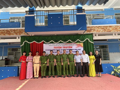 Công an phườngthực hiện công tác tuyên truyền về PCTP, PCCC và GTTT trên địa bàn phường Phú Lợi