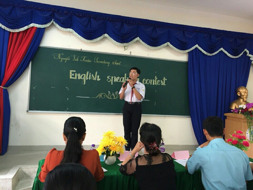 Học sinh Nguyễn Nhật Phong học sinh lớp 9.10 đang trình bày...