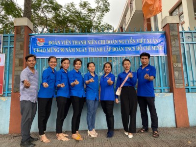Chi đoàn giáo viên ra quân thực hiện công trình thanh niên chào mừng 90 năm ngày thành lập Đoàn TNCS Hồ Chí Minh