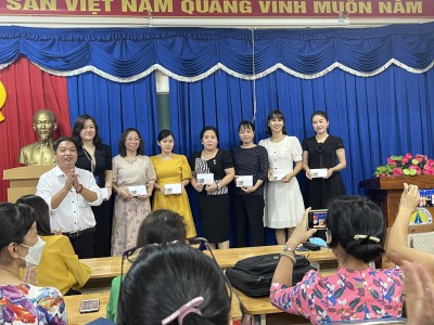 Thầy Nguyễn Tấn Đạt chúc mừng nữ công đoàn viên