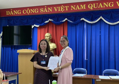 Đ/c Nguyễn Thị Miễn trao quyết định công nhận Đảng viên chính thức