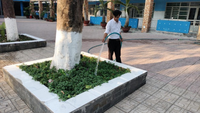 Thầy Tống Đăng Điệu - chăm sóc cây xanh