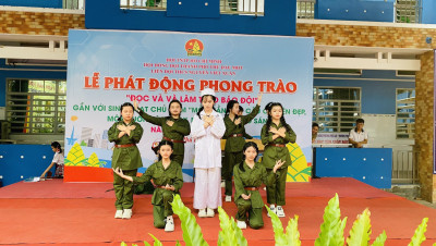 Học sinh nhận huy chương