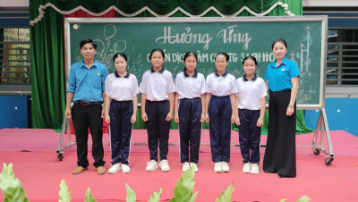 Học sinh nhận huy chương