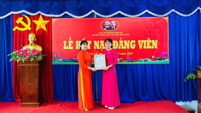 Thầy Tống Đăng Điệu (bìa trái) nhận giấy khen