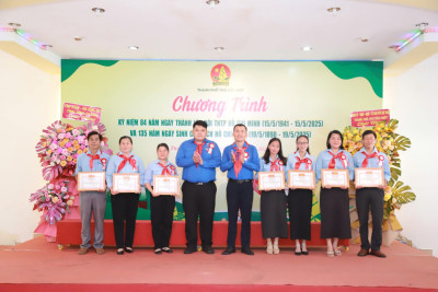 Thầy Tống Đăng Điệu (bìa trái) nhận giấy khen