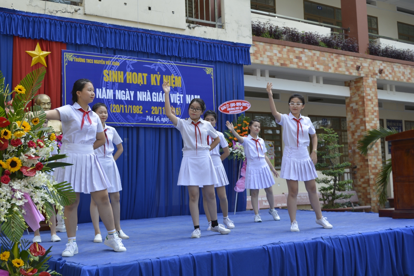 Sinh hoạt truyền thống Ngày Nhà giáo Việt Nam