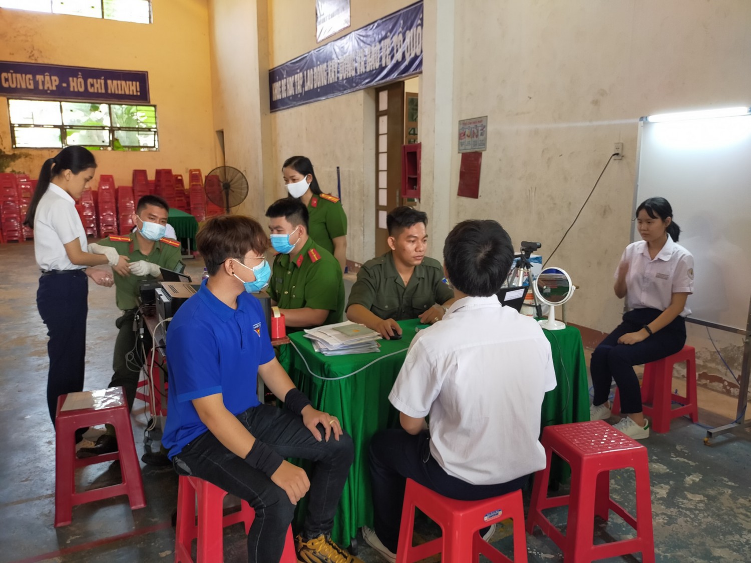 Thực hiện cấp Căn cước công dân tại Trường THCS Nguyễn Viết Xuân