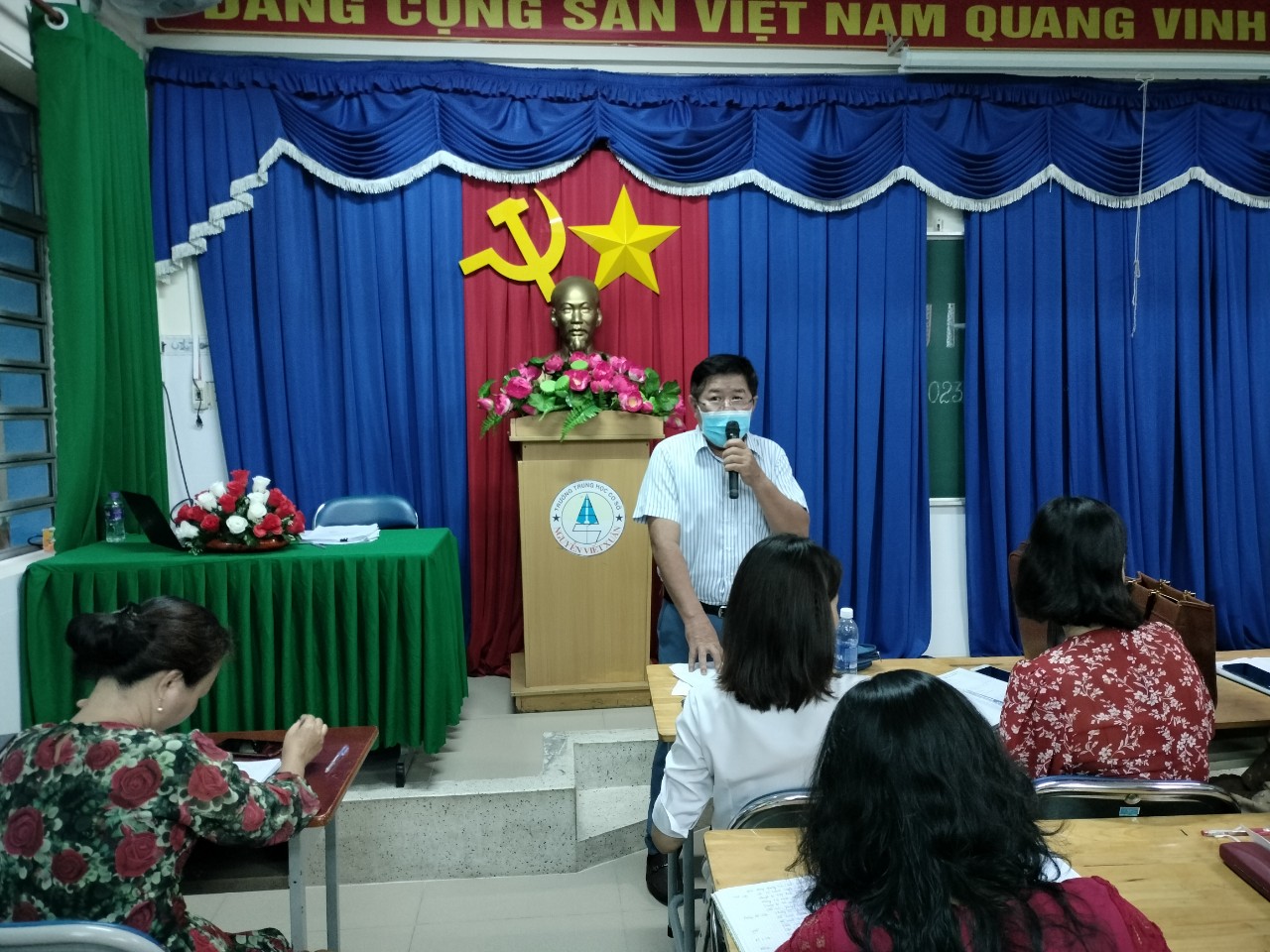 Thầy Nguyễn Thành Phương chủ tịch công đoàn chúc mừng sinh nhật các công đoàn viên