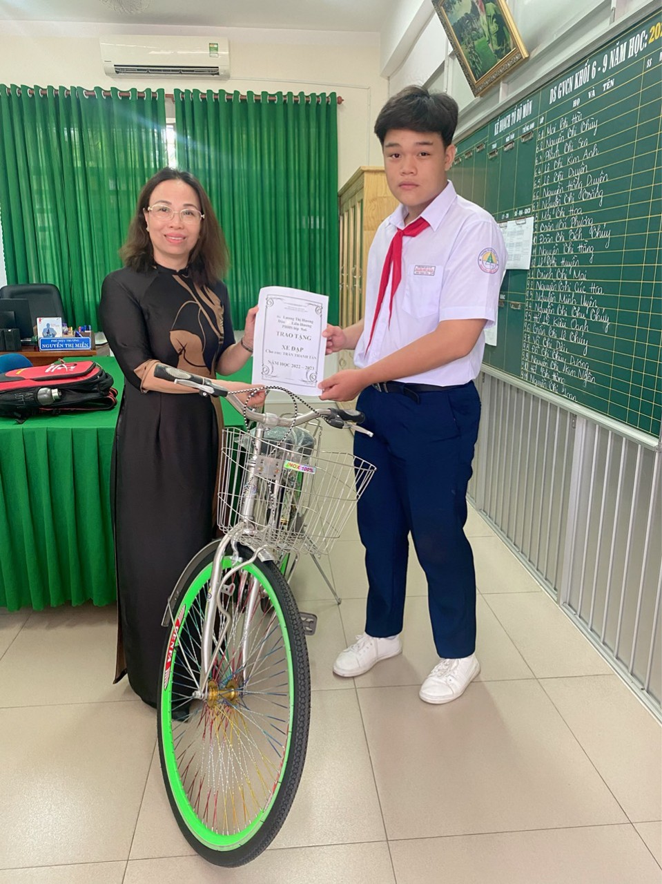 Cô Nguyễn Thị Miễn trao xe đạp cho học sinh