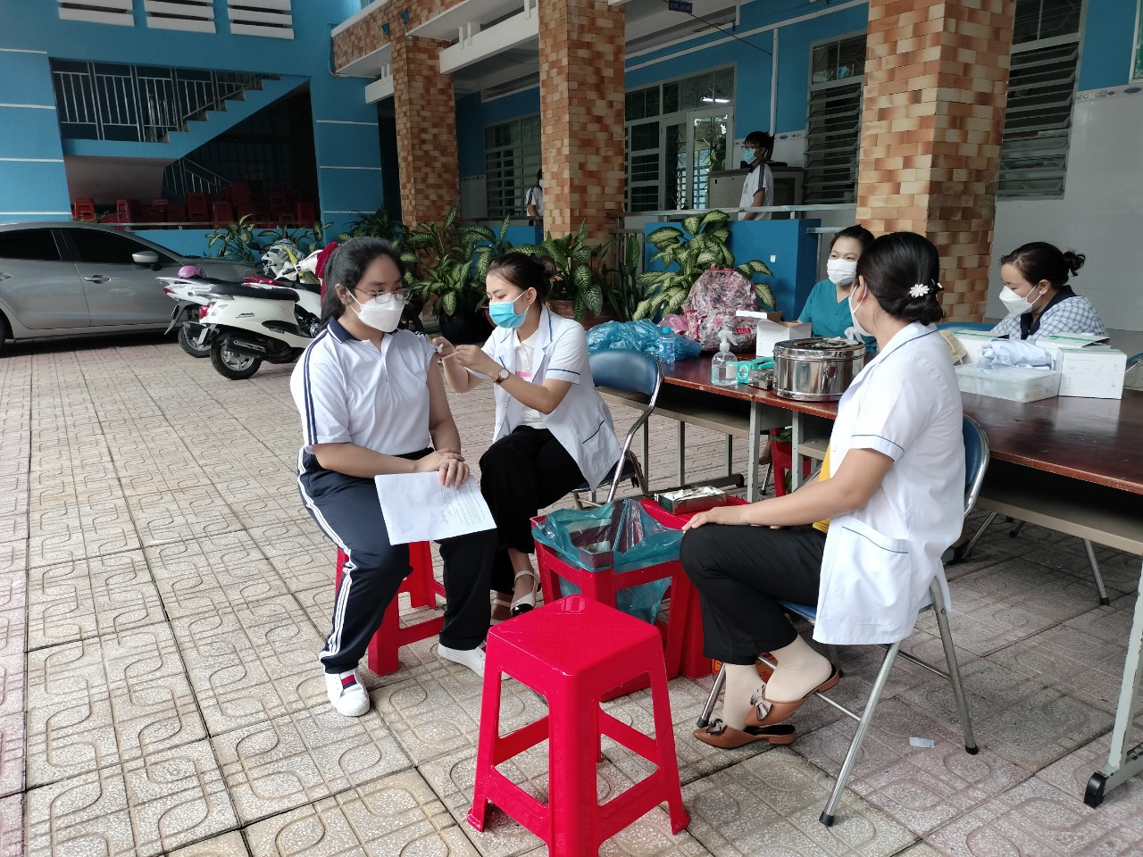 Trường THCS Nguyễn Viết Xuân tiếp tục tổ chức tiêm vắc xin cho học sinh