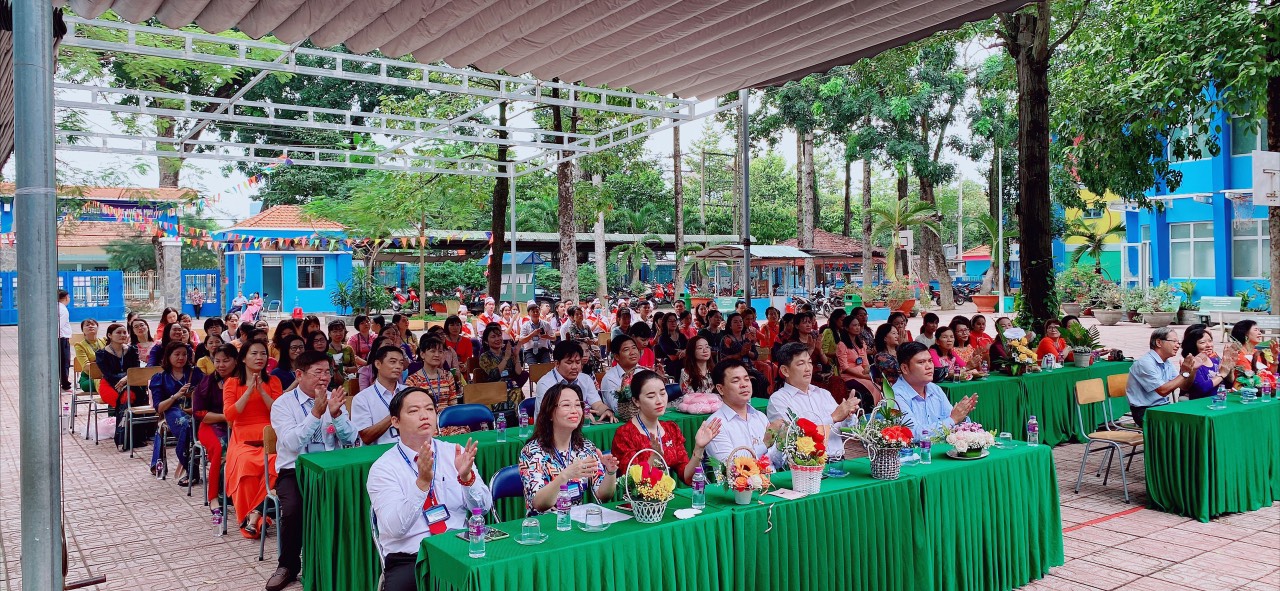 Trưởng THCS Nguyễn Viết Xuân tổ chức họp mặt kỷ niệm 40 năm ngày nhà giáo Việt Nam