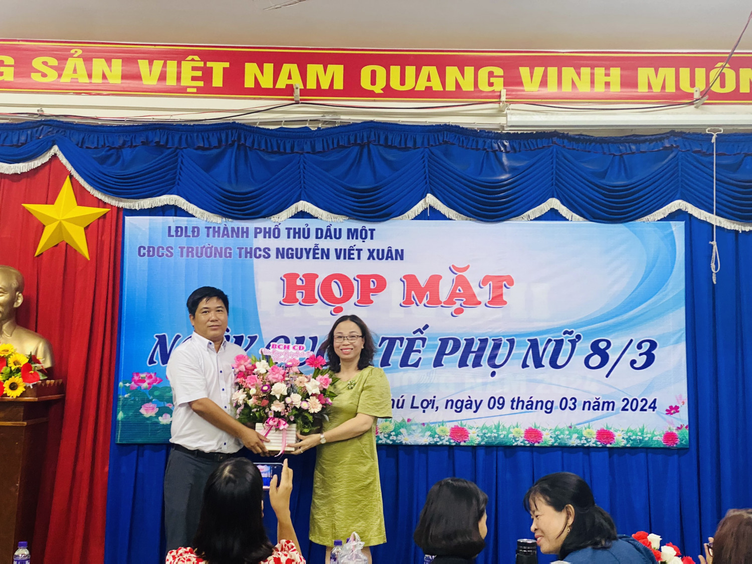 Cô Nguyễn Thị Miễn - nhận hoa từ Ban chấp hành công đoàn trường