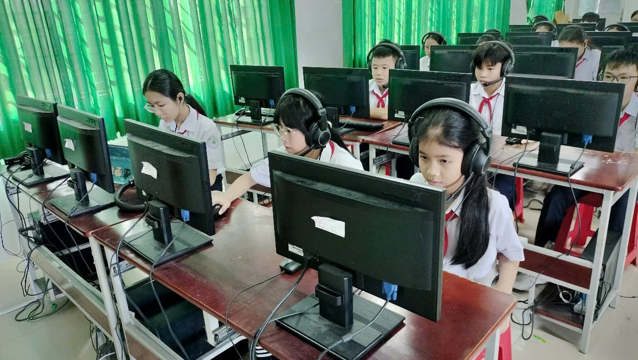 Học sinh dự thi tại phòng Tin học