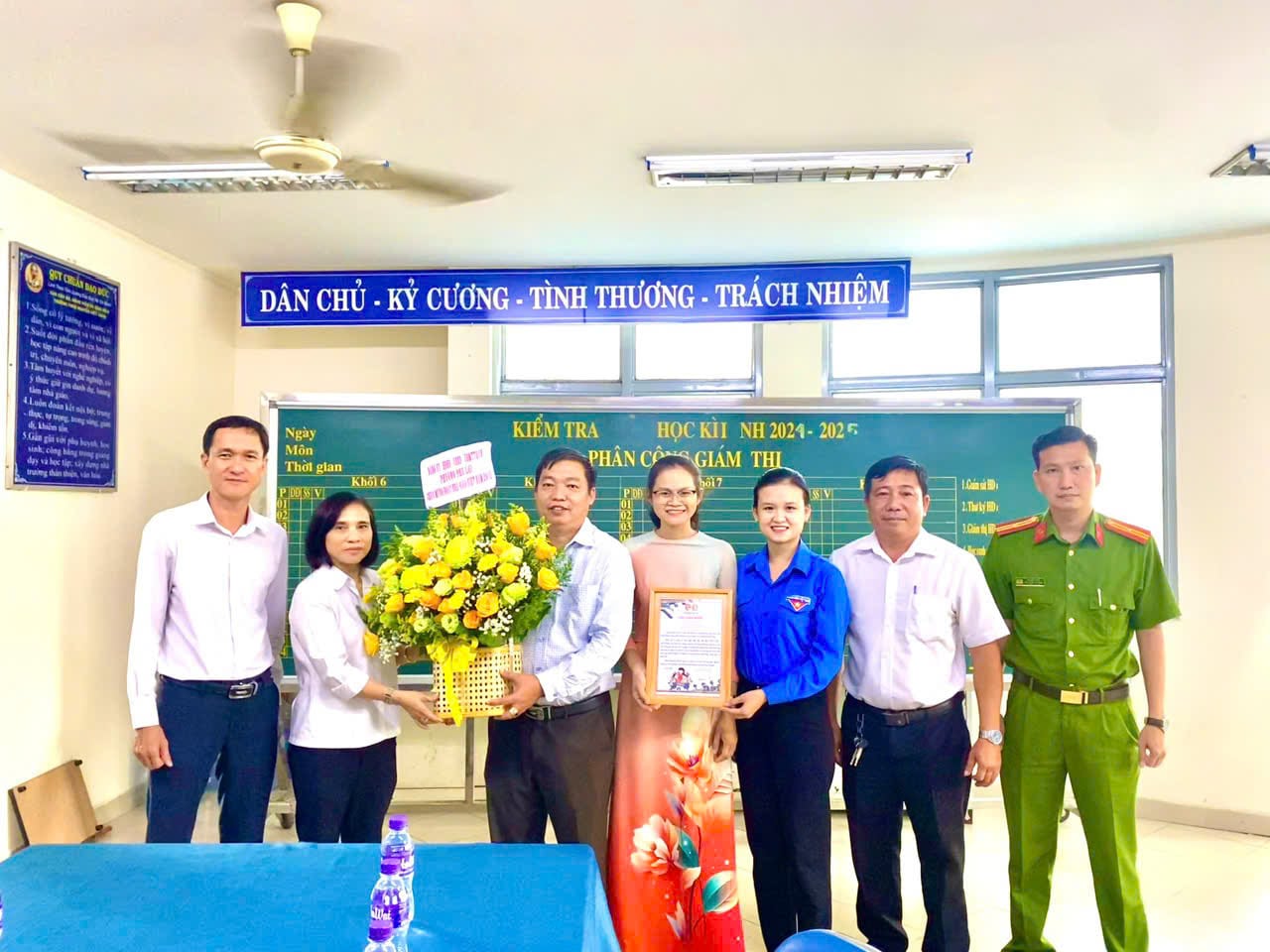 Lãnh đạo phường Phú Lợi thăm, chúc mừng tập thể sư phạm nhà trường nhân kỷ niệm Ngày Nhà giáo Việt Nam 20/11