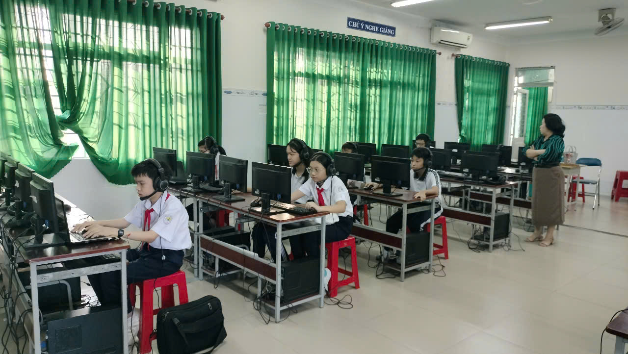 Học sinh thi tại phòng tin học của trường