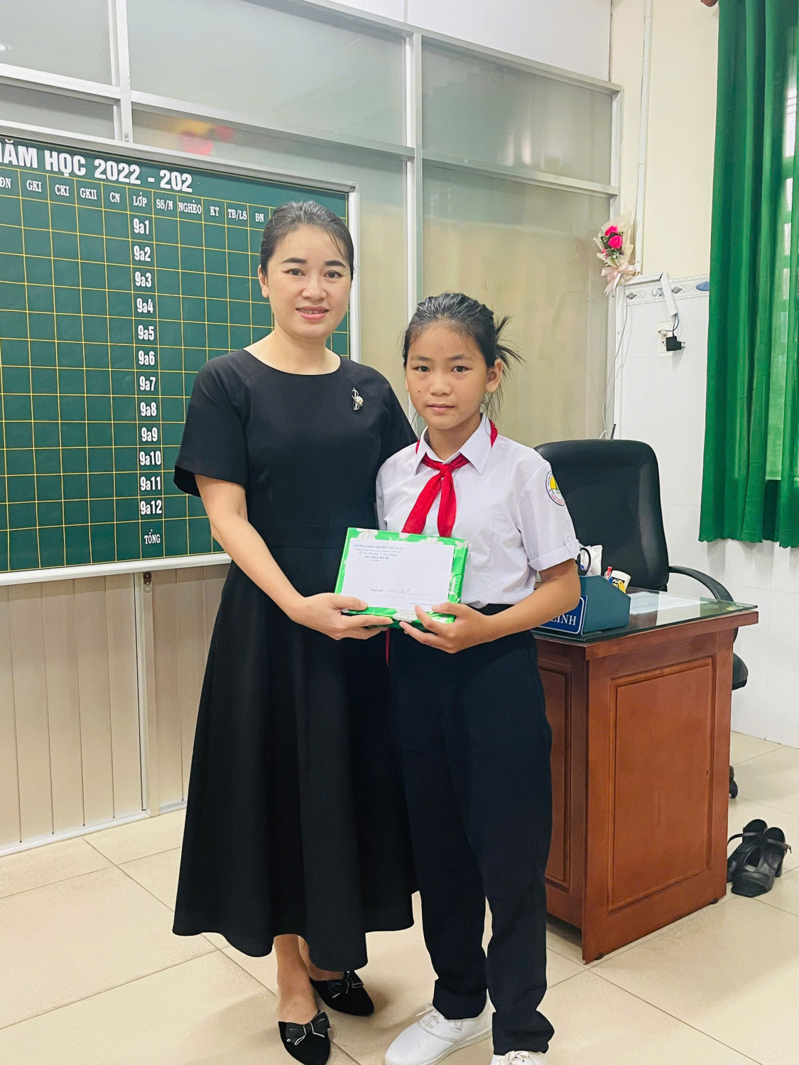 Cô Đinh Thị Ngọc Linh - phó hiệu trưởng nhà trường trao quà cho Học sinh khó khăn
