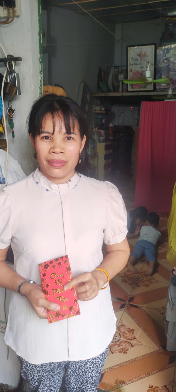 Mẹ em Sáng nhận quà từ liên Đội và PHHS của lớp